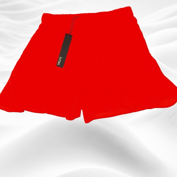 Kris Pants - Krisa Ruffle Short in Lava Red XS